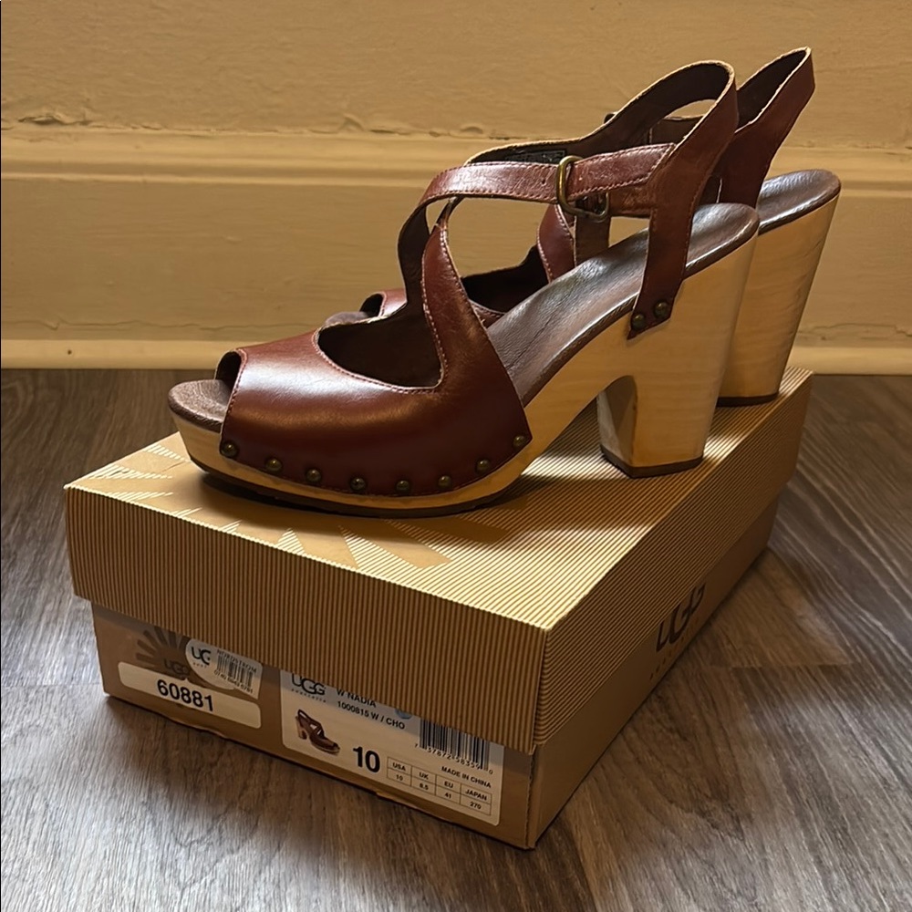 UGG W Nadia Sandal in Brown